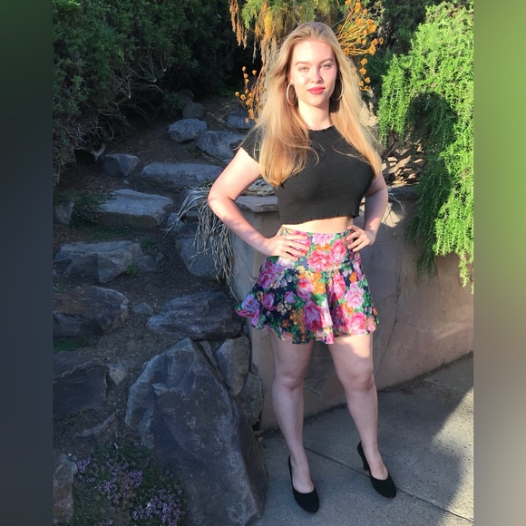 Meet your Posher, Corinne - Picture 1 of 3